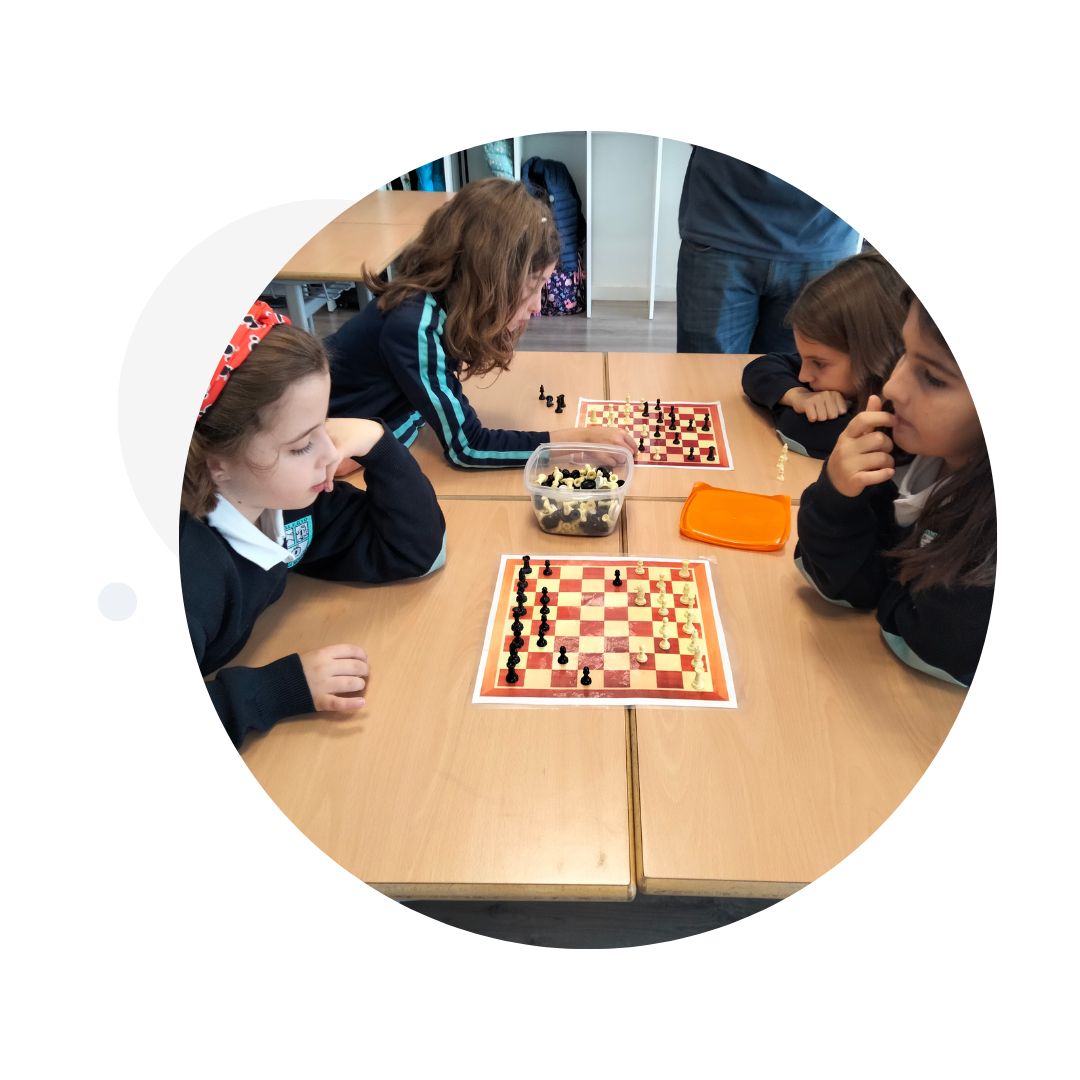 niñas jugando al ajedrez en el colegio maria nebrera