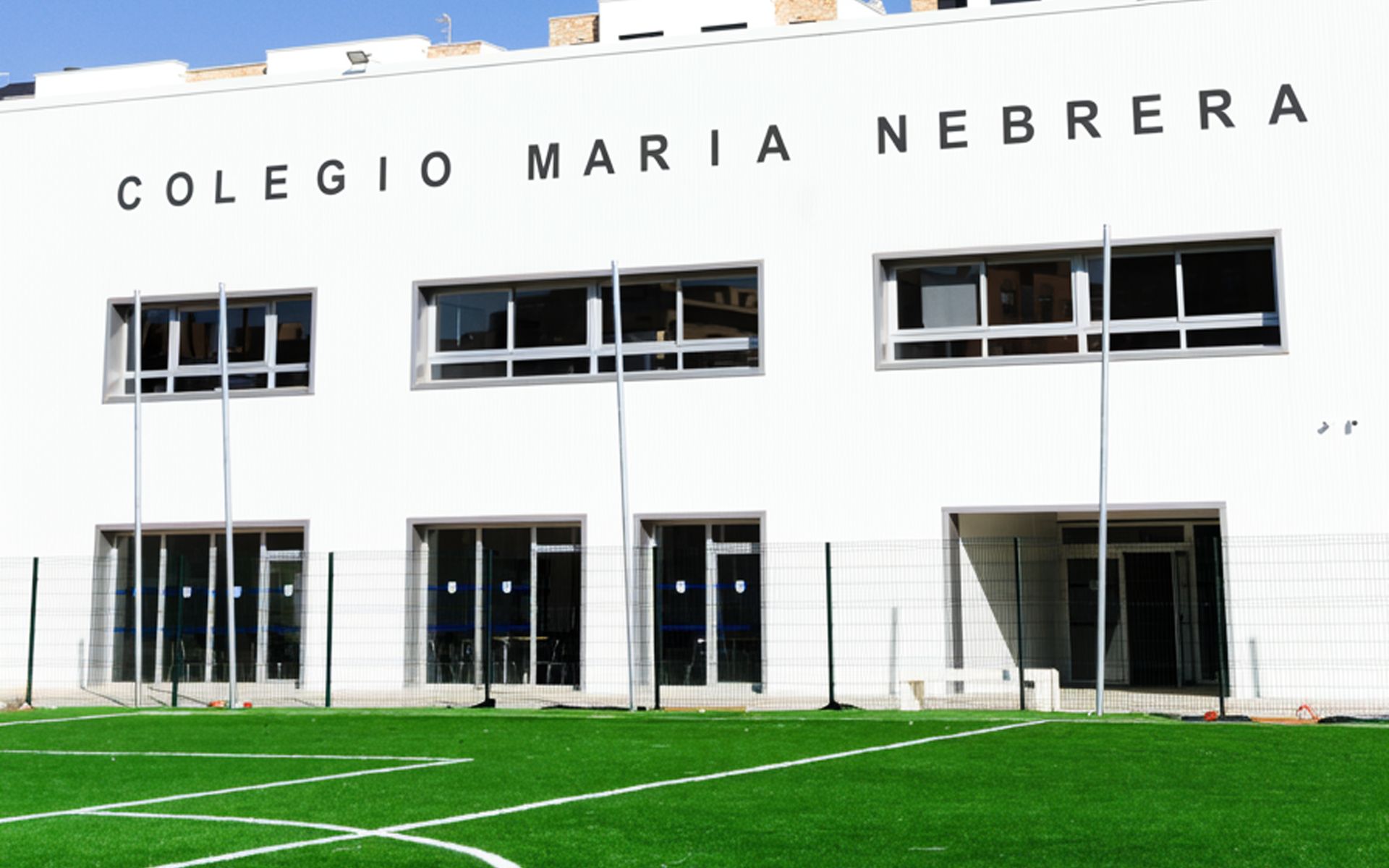 fachada colegio maria nebrera