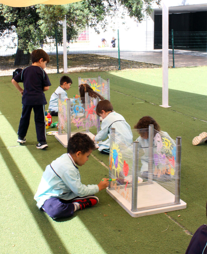 niños pintando
