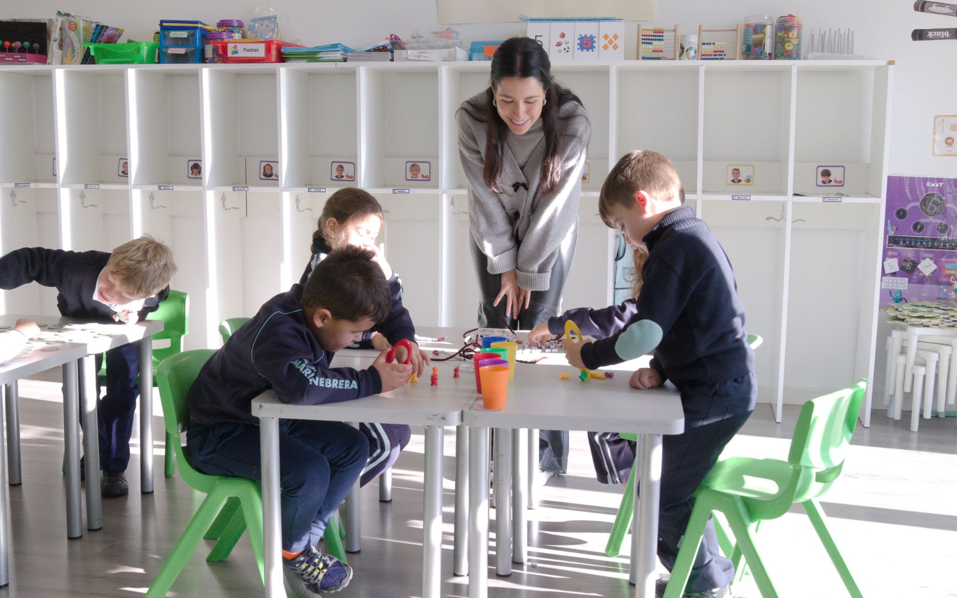 profesora con alumnos infantil