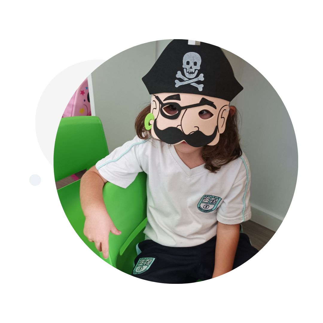 niña con careta de pirata en el colegio maria nebrera